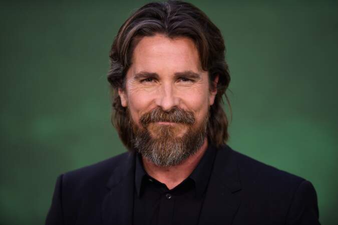 On l'a vu dans American Psycho, en 2000, puis il a incarné plusieurs fois Batman et un magicien incroyable dans Le Prestige. Il s'est littéralement métamorphosé pour The Machinist. Christian Bale a soufflé ses 50 bougies le 30 janvier 2024.