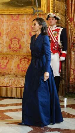 La reine Letizia quitte la pièce principale.