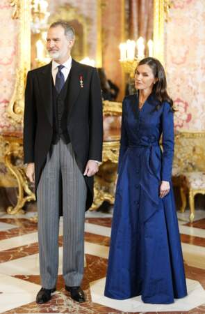Le roi Felipe VI et la reine Letizia d’Espagne patientent avant l'arrivée de leurs invités. 