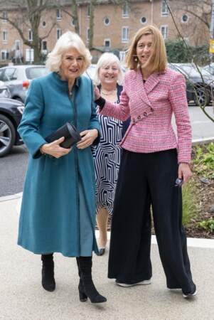 La reine Camilla avec la directrice générale de Maggie's Royal Free, Dame Laura Lee.
