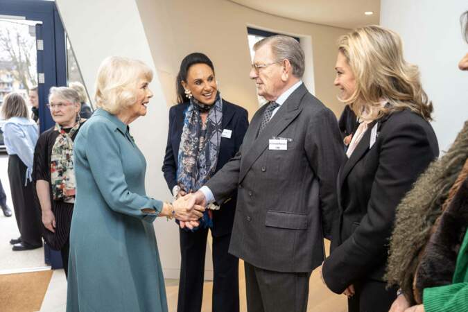 La reine Camilla serre la main de Sir Gerald Ronson lors de sa visite au Royal Free Hospital de Londres.