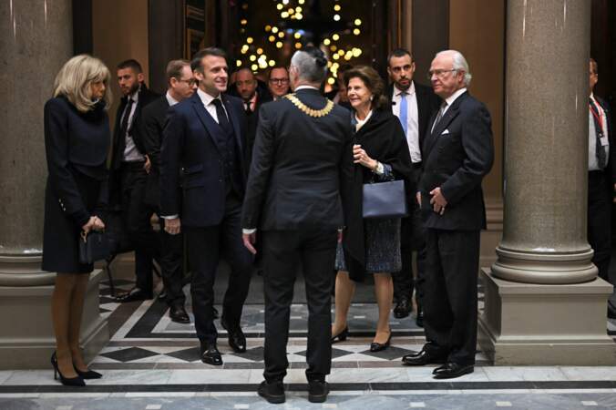 Le président français Emmanuel Macron, le roi Carl XVI Gustaf, Brigitte Macron et la reine Silvia lors d'une réception d'adieu organisée par le couple présidentiel français en l'honneur du couple royal suédois à l'université de Lund à Lund.