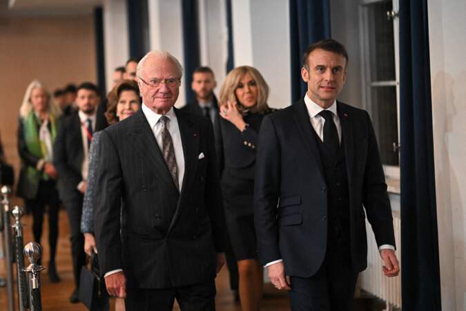 Le président français Emmanuel Macron, le roi Carl XVI Gustaf, Brigitte Macron et la reine Silvia lors d'une réception d'adieu organisée par le couple présidentiel français en l'honneur du couple royal suédois à l'université de Lund à Lund.