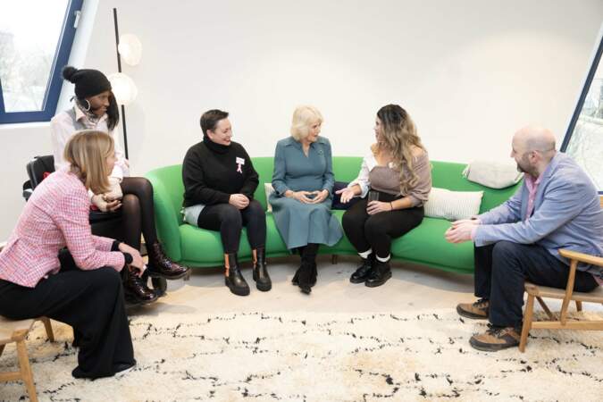 La reine Camilla rencontre des bénévoles et des visiteurs lors de sa visite au Royal Free Hospital de Londres.