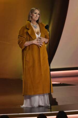 Grammy Awards : Céline Dion présente le prix de l'album de l'année lors de la 66e cérémonie annuelle des Grammy Awards au Crypto.com Arena à Los Angeles.