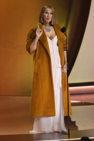 Grammy Awards : Céline Dion remet le prix de l'album de l'année à Taylor Swift.