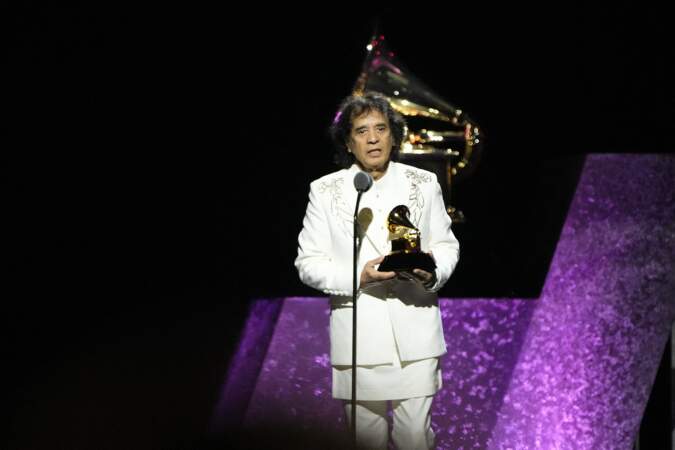 Grammy Awards : Zakir Hussain accepte le prix de la meilleure performance musicale mondiale.