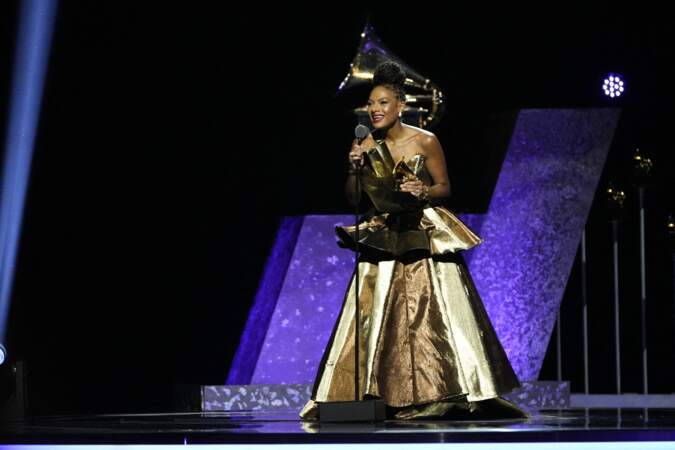 Grammy Awards : Allison Russell accepte le prix de la meilleure performance roots américaine.