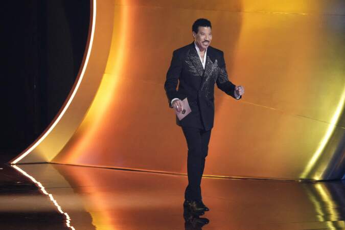 Grammy Awards : Lionel Richie présente le prix de la chanson de l'année.
