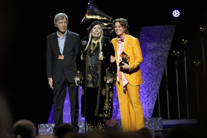 Grammy Awards : Joni Mitchell, au centre, est rejoint par Brandi Carlile, à droite, alors qu'elle accepte le prix du meilleur album folk.