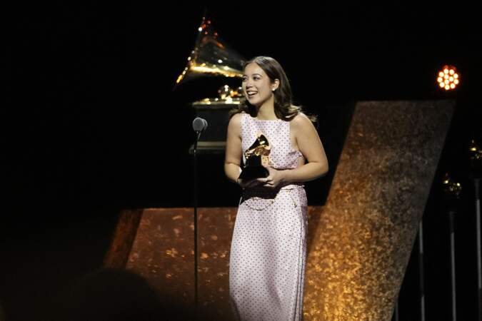 Grammy Awards : Laufey accepte le prix du meilleur album vocal pop traditionnel.
