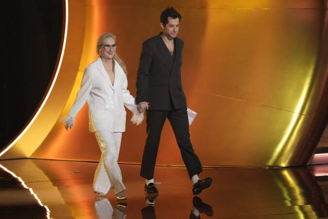 Grammy Awards : Meryl Streep et Mark Ronson présentent le prix du disque de l'année.