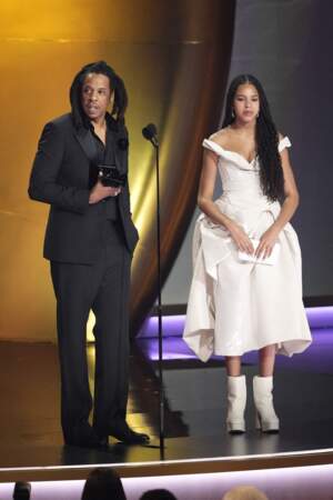 Grammy Awards : Jay-Z accepte le Dr. Dre Global Impact Award avec sa fille Blue Ivy sur scène.