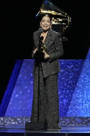 Grammy Awards : Natalia Lafourcade accepte le prix du meilleur album latin rock ou alternatif. 