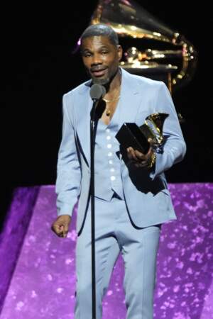 Grammy Awards : Kirk Franklin accepte le prix de la meilleure performance/chanson gospel.
