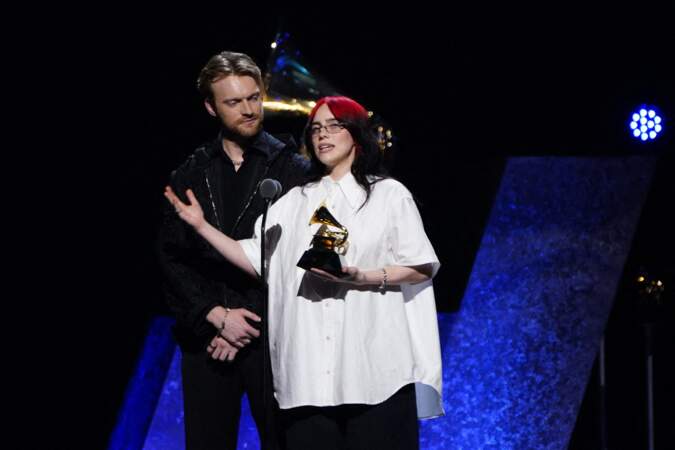 Grammy Awards : Billie Eilish et FINNEAS reçoivent le prix de la meilleure chanson écrite pour un média visuel.  