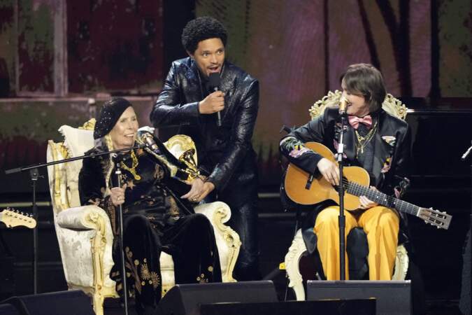 Grammy Awards : Trevor Noah remet un Grammy à Joni Mitchell après sa prestation avec Brandi Carlile lors de la cérémonie.