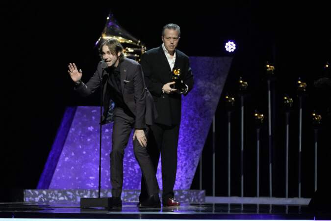Grammy Awards : Jason Isbell And The 400 Unit accepte le prix du meilleur album Americana.