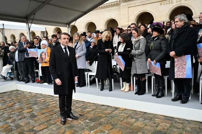 Le président Emmanuel Macron lors de la cérémonie d’hommage national aux victimes françaises des attaques terroristes du 7 octobre en Israël dans la cour d’honneur de l’Hôtel national des Invalides