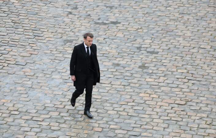Le président de la République française se rend ensuite seul face aux images