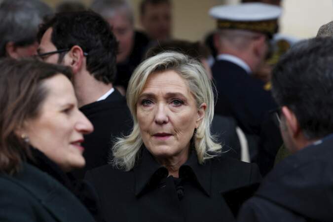 Marine Le Pen est également présente pour rendre hommage aux victimes françaises des attaques terroristes du 7 octobre en Israël dans la cour d’honneur de l’Hôtel national des Invalides