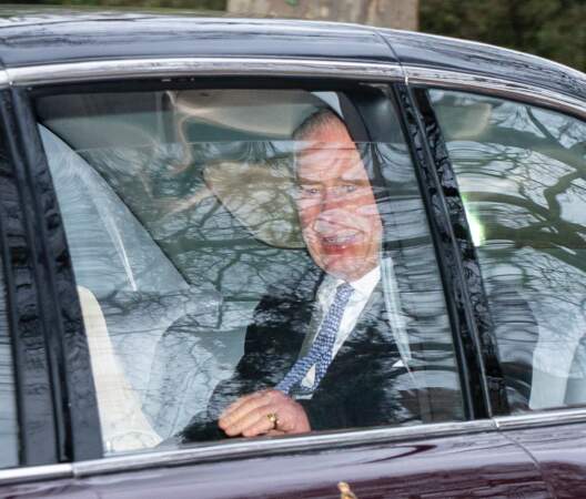 Le roi Charles III, escorté pour se rendre à Buckingham.