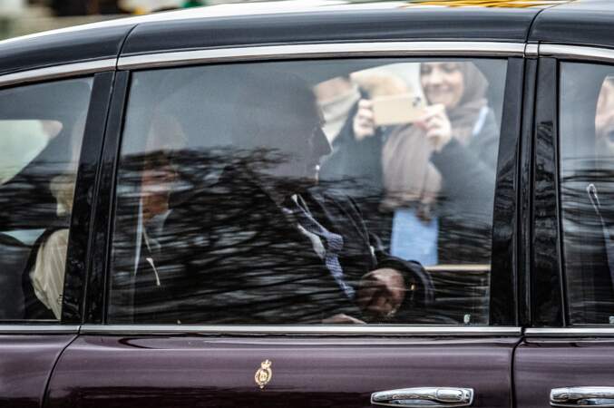 Dès que la voiture se trouvait à l'arrêt, les passants prenaient le couple royal en photos.