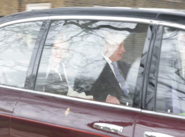 Dans l'après-midi du 6 février 2024, le roi et son épouse ont fait une courte apparition, saluant la foule depuis leur voiture.