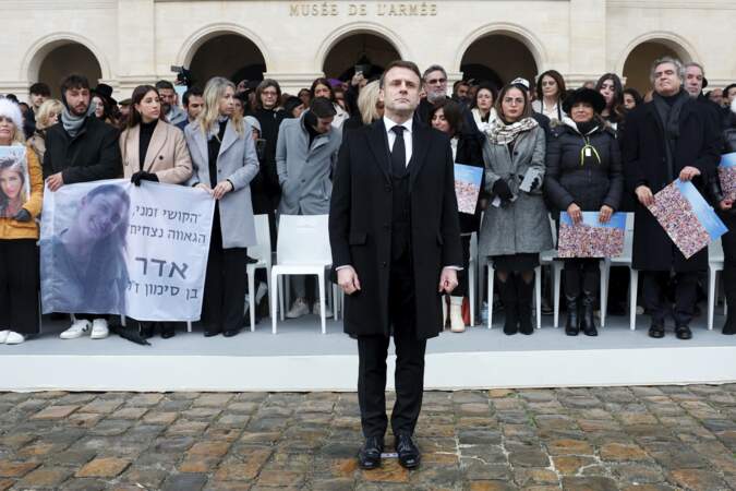 Le président Emmanuel Macron lors de la cérémonie d’hommage national aux victimes françaises des attaques terroristes du 7 octobre en Israël dans la cour d’honneur de l’Hôtel national des Invalides
