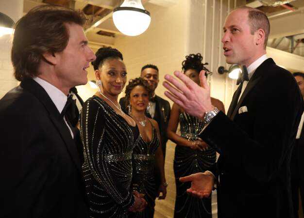 Le prince de Galles et l'acteur Tom Cruise partagent une conversation animée.