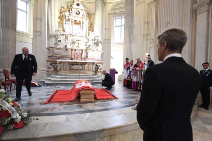 Le prince Emmanuel-Philibert de Savoie assiste à la veillée funèbre de son père, le prince Victor-Emmanuel de Savoie.