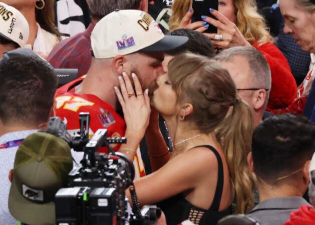 Travis Kelce embrasse sa petite amie Taylor Swift après la victoire des Chiefs sur les 49ers de San Francisco.