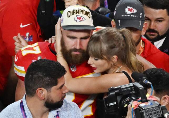 Travis Kelce, étreint sa petite amie Taylor Swift après la victoire des Chiefs sur les 49ers de San Francisco 25-22 en prolongation pour remporter le Super Bowl LVIII.