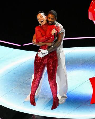 Usher se produit avec Alicia Keys pendant le spectacle de la mi-temps du Super Bowl LVIII.