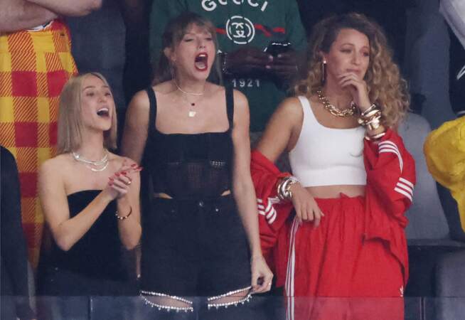 Taylor Swift dans les tribunes avec Ashley Avignone et Blake Lively.