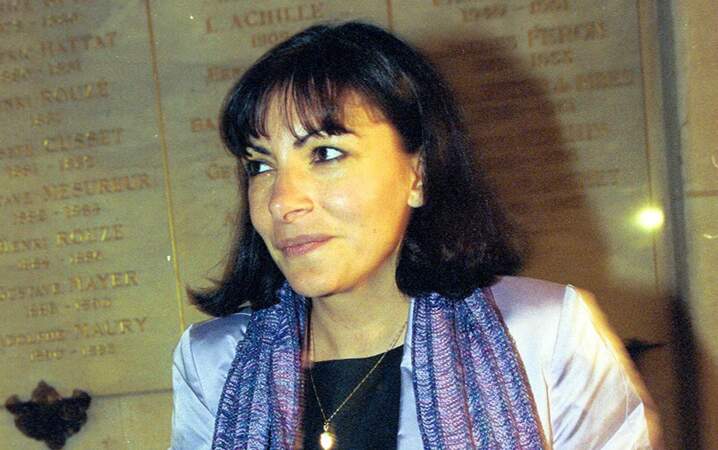 Anne Hidalgo est née le 19 juin 1959. Membre du Parti socialiste (PS), elle devient en 2001 première adjointe au maire de Paris. Elle a 42 ans