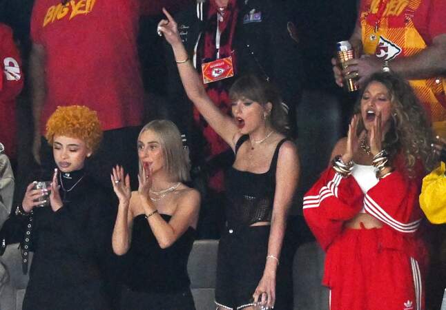 Avec le rappeur Ice Spice, Ashley Avignone et l'actrice Blake Lively, Taylor Swift n'a manqué aucune seconde du match entre les Kansas City Chiefs et les San Francisco 49ers à l'Allegiant Stadium de Las Vegas.
