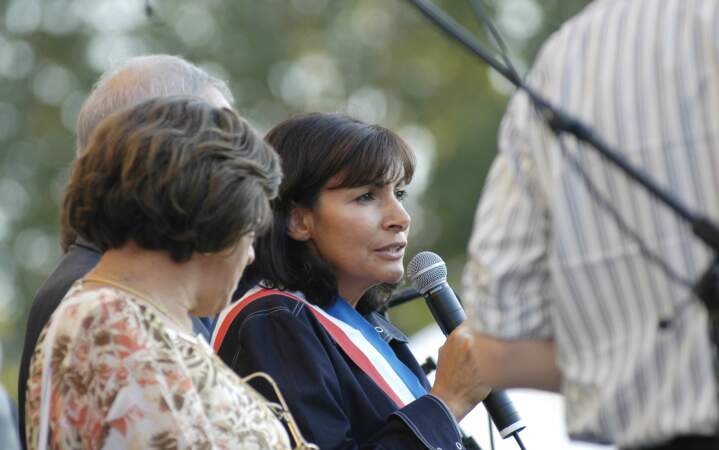 En 2004, elle est élue au conseil régional d'Île-de-France. Elle a 45 ans