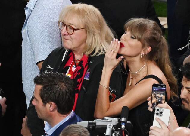 Taylor Swift embrasse son petit ami Travis Kelce des Kansas City Chiefs, à côté de la mère de Kelce, Donna, après la victoire des Chiefs sur les San Francisco 49ers.
