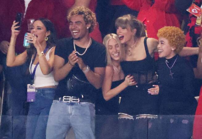 Taylor Swift est venue soutenir son petit ami Travis Kelce sur le terrain, en compagnie de ses amis.