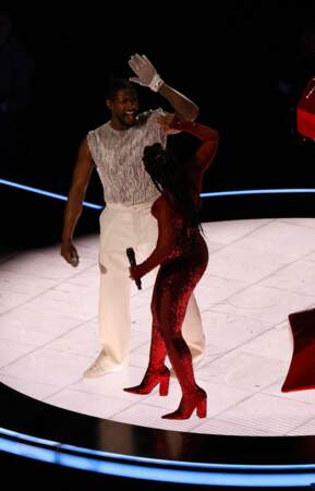 Usher et Alicia Keys font le show à la mi-temps du Super Bowl 2024.