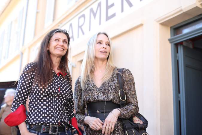 Tonya Kinzinger et Adeline Blondieau lors de l'inauguration de l'exposition Sous le soleil au musée de la gendarmerie à Saint-Tropez, en avril 2023.
En août 2023, elle confie avoir peur "de perdre son pied", après un accident survenu sur un tournage.