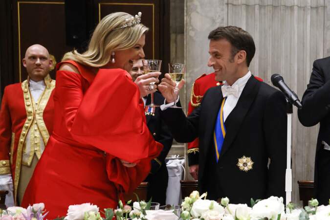 Le président Emmanuel Macron et la reine Maxima portent un toast lors du dîner d'état au palais royal à Amsterdam.