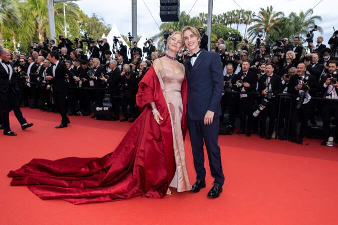 Uma Thurman a fait le choix cette année de monter les marches du 76e Festival de Cannes en compagnie de son fils Levon Roan Thurman-Hawke