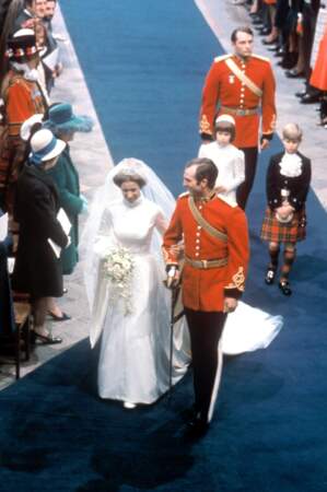 En 1973, elle épouse le capitaine Mark Phillips. Elle a 23 ans