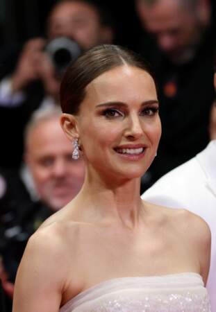 Festival de Cannes 2023 - Montée des marches du film May December : l'actrice pose tout sourire devant les photographes