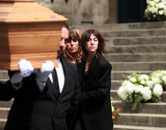 Lou Doillon et Charlotte Gainsbourg lors des obsèques de Jane Birkin à l'église Saint Roch à Paris, le 24 juillet 2023.