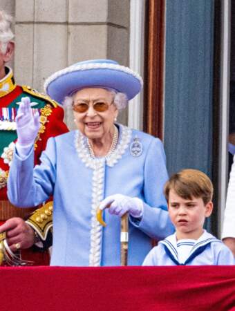 La reine Elizabeth II d’Angleterre, le prince Louis de Cambridge depuis le balcon du Palais de Buckingham, lors de la parade militaire Trooping the Colour dans le cadre de la célébration du jubilé de platine (70 ans de règne) de la reine Elizabeth II à Londres, le 2 juin 2022.