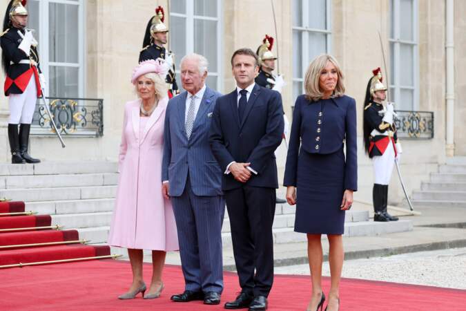 Le roi Charles III, la reine Camilla, Emmanuel et Brigitte Macron posent devant l'Élysée face aux photographes