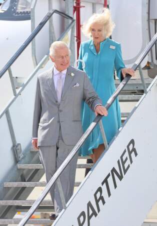 Le lendemain, le 22 septembre 2023, le roi Charles III d'Angleterre et Camilla arrivent à l'aéroport de Bordeaux-Mérignac